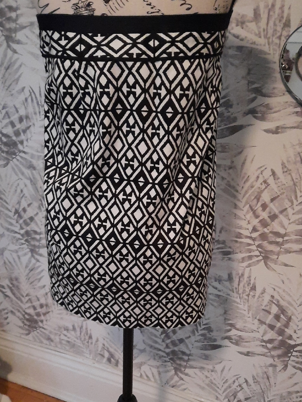 Mario Serrani Black and White Geometric Pencil Skirt Fully Lined.